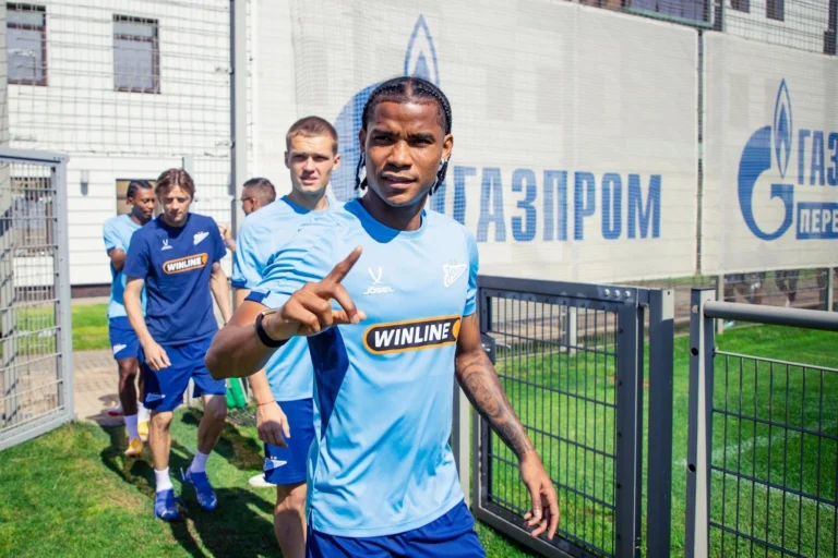 Чемпион мира по боксу Бивол провел тренировку с футболистами Зенита
