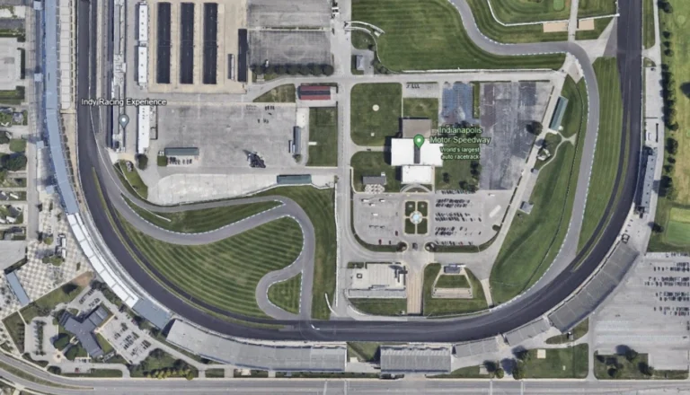 Непогода вмешалась в расписание гонок NASCAR на Brickyard 400
