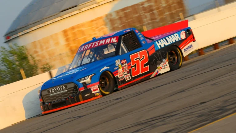 Стюарт Фризен лишился подиума в свой юбилейный заезд NASCAR