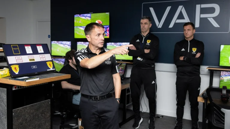 Шотландские судьи VAR пройдут обучение у авиационных экспертов