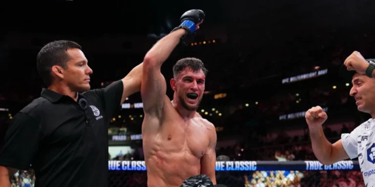 Казахстанец Николай Веретенников выиграл первый бой в UFC
