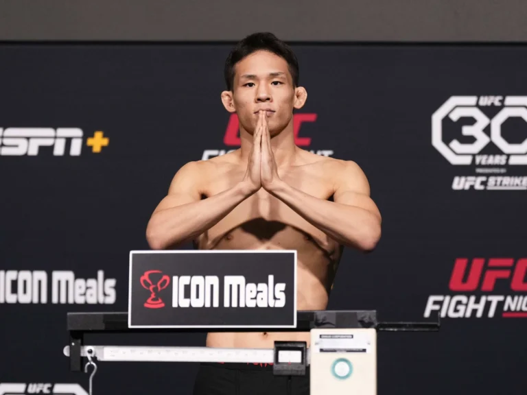 Непобежденный кореец заменит Албази в главном бою UFC
