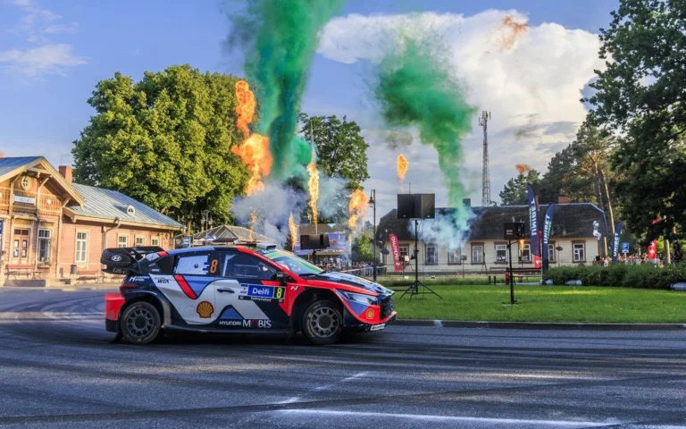 Танак Финляндия раллиіндегі төрешімен оқиғадан кейін қатаң жазаға тартылды