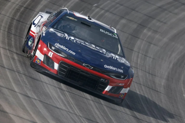 Двукратный чемпион NASCAR Кайл Буш разбил машину на тренировке в Айове