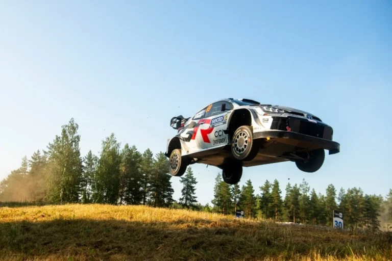 Toyota доминирует на Ралли Финляндии после проблем у соперников