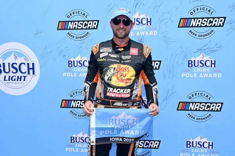 Брискоу NASCAR-дің Айовадағы кезеңінде поулды жеңіп алды