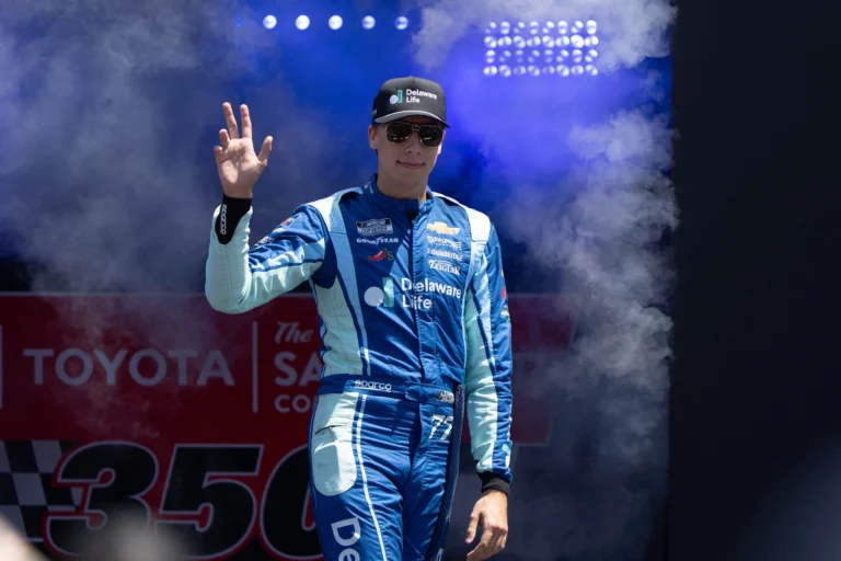Гонщики NASCAR устроили опасные разборки во время гонки в Айове
