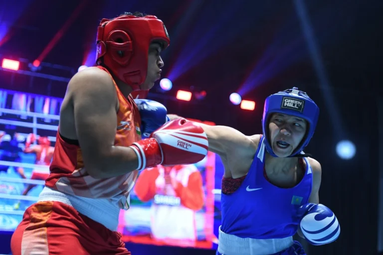 Узбекский боксер нокаутировал казахстанца на молодежном чемпионате Азии