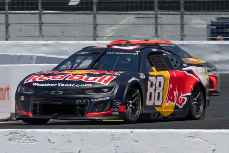 Трехкратный чемпион Supercars продлил контракт с командой NASCAR
