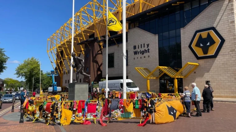 Wolves қайтыс болған бауырлардың рухына құрмет көрсетті