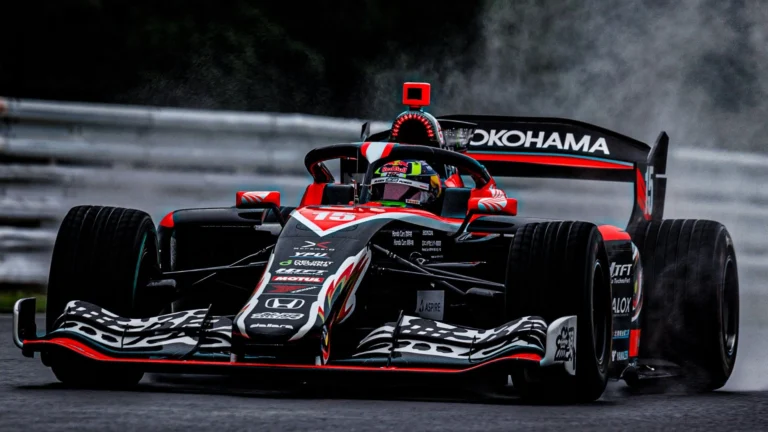 Аюму Иваса Super Formula жарысында алғашқы жеңісін жаңбырлы жарыста жеңіп алды