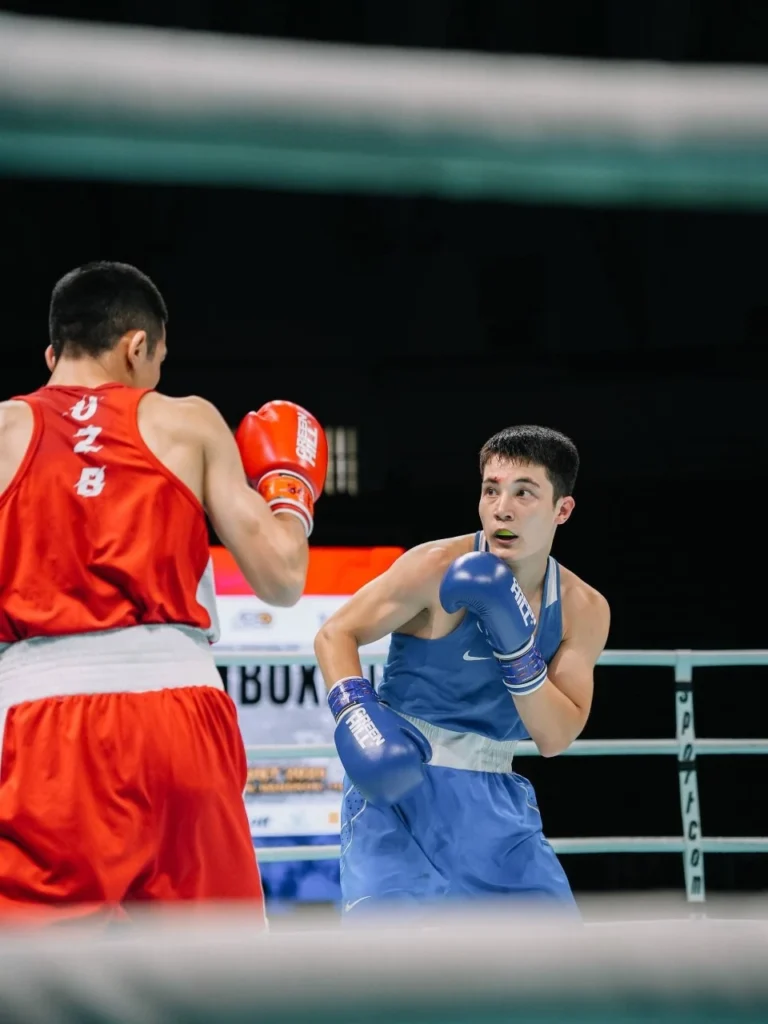 Нурислам Калдыбаев разгромил узбека и стал чемпионом Азии по боксу