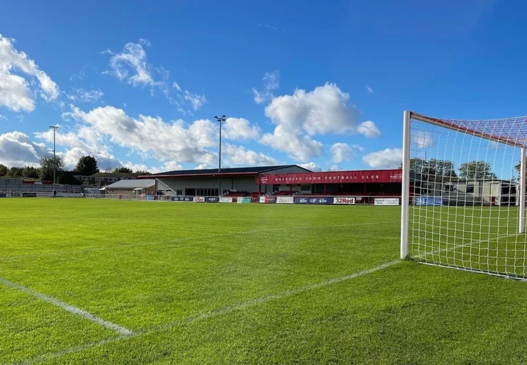 Brackley Town Ұлттық лигадағы тұсаукесер матчында тарихи жеңіске жетті