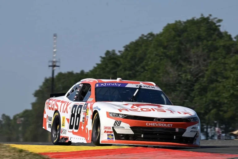 19-летний гонщик NASCAR получил травму после падения с машины-победителя