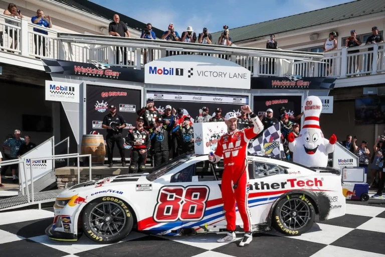 Ван Гисберген одержал четвертую победу в дорожных гонках NASCAR
