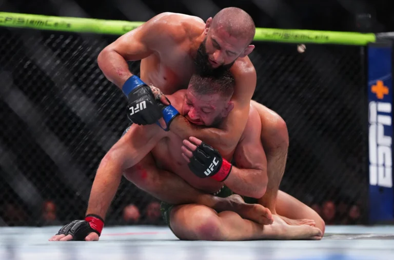 Чимаев UFC 319 турнирінде Дю Плессиді сенімді жеңді