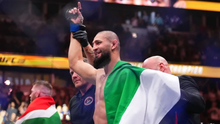 Хамзат Чимаев разгромил Дрикуса Дю Плесси и стал чемпионом UFC