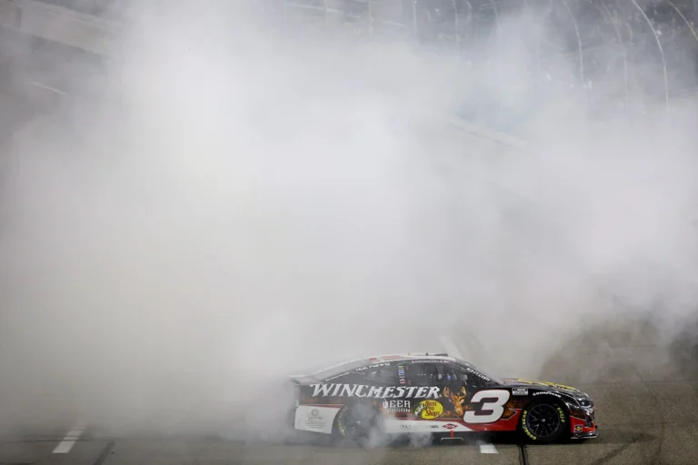NASCAR жарысында Ричмондтағы апат Чейз Эллиоттың мәреге жетуіне кедергі келтірді