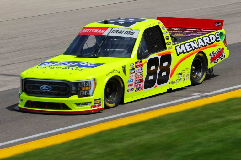 Легенда NASCAR Мэтт Крафтон завершит карьеру после сезона-2025