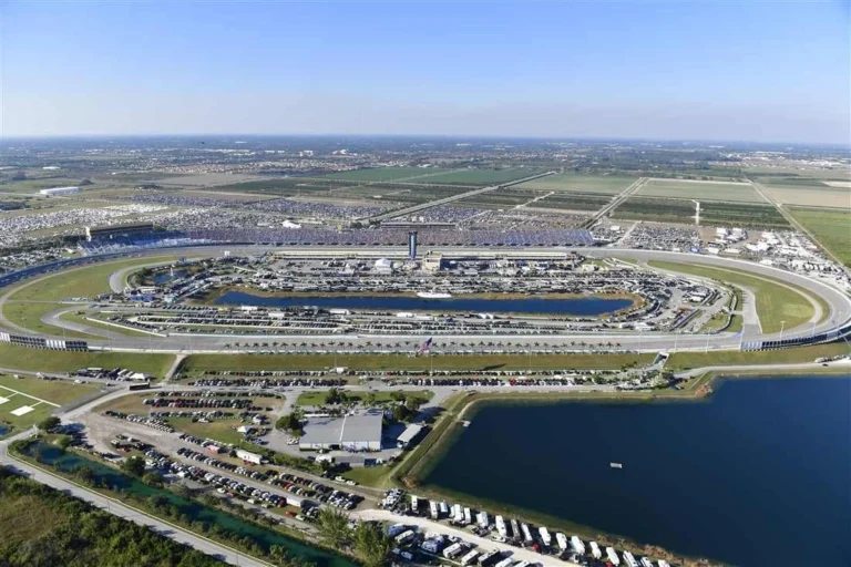 NASCAR представила расписание на 2026 год с возвращением легендарных трасс