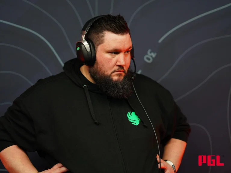 Известный блогер раскритиковал тренера Team Falcons за слабую тактическую подготовку
