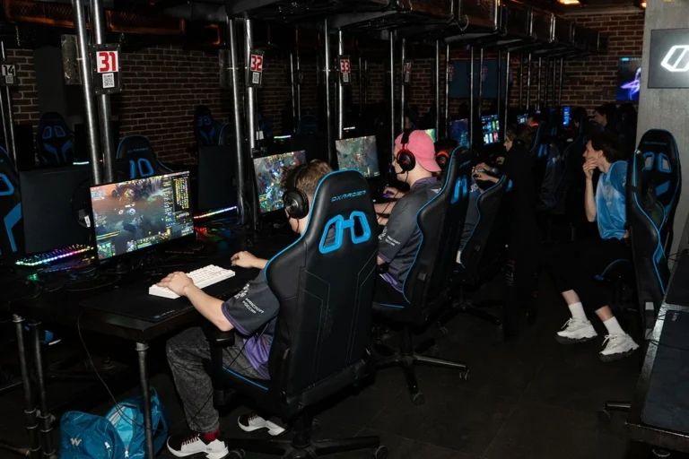4Pirates пен 7 ошибок Dota 2 бойынша Ресей Кубогының финалында кездеседі