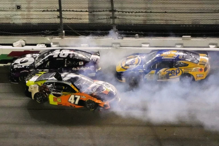 Бланей одержал драматичную победу в NASCAR на последних кругах в Дайтоне