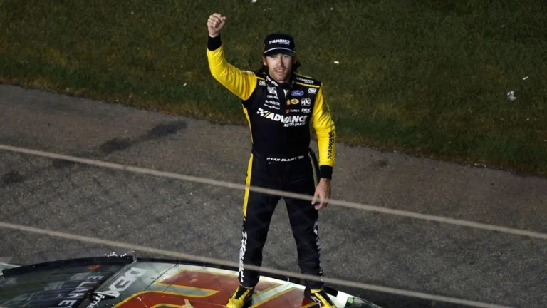 Бланей спас Боумана от вылета из плей-офф NASCAR в драматичной гонке в Дайтоне