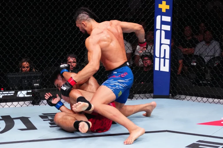 Джонни Уокер одержал яркую победу над Чжаном Минъяном на турнире UFC в Шанхае