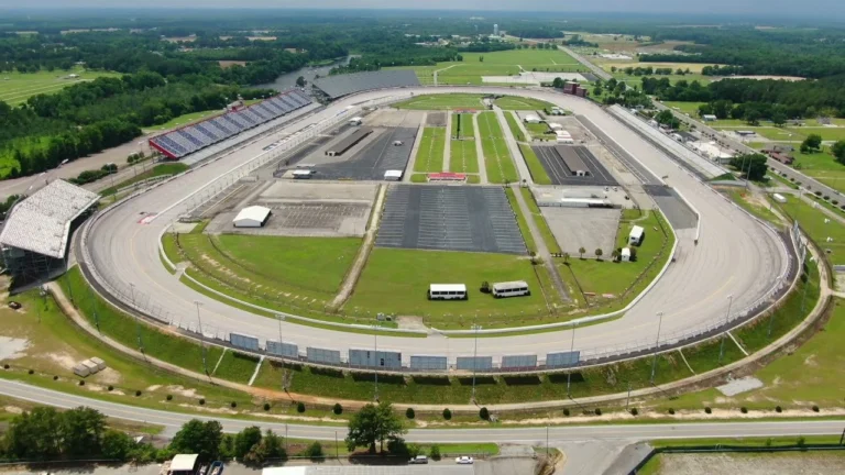 NASCAR: В гонке Southern 500 примут участие 38 пилотов