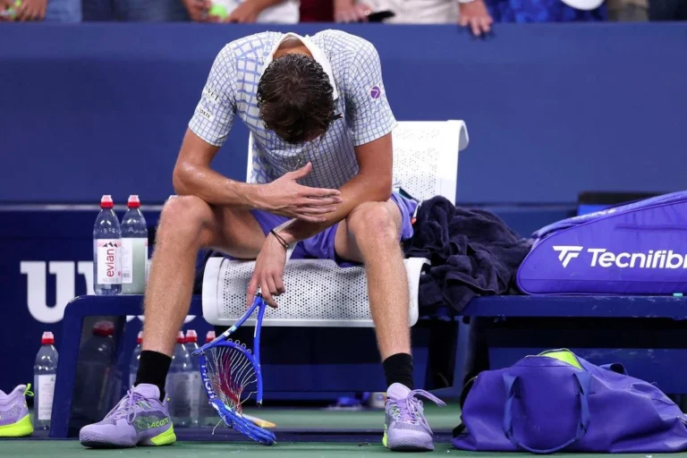 Медведев оштрафован на крупную сумму за неспортивное поведение на US Open