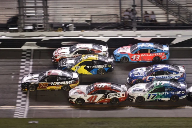 Популярный стример IShowSpeed протестировал гоночный NASCAR на трассе в Дайтоне