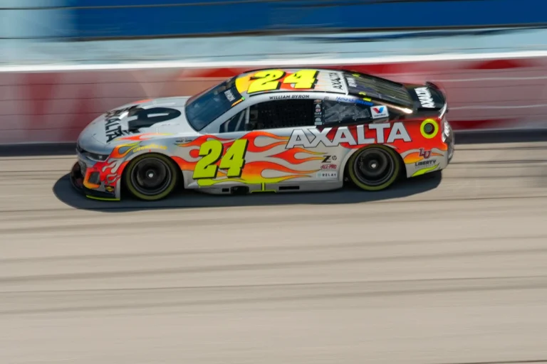 Байрон Дарлингтондағы NASCAR жаттығуында Бушермен соқтығыса жаздады