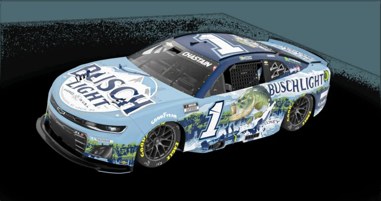 Росс Частейн NASCAR жарысында отын үнемдеу үшін позицияларын құрбан етті