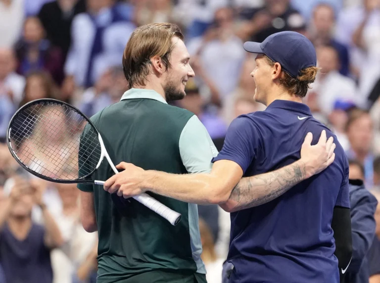 Бублик потерпел разгромное поражение от Синнера в 1/8 финала US Open
