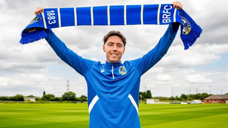 Тренер Bristol Rovers осудил травлю полузащитника Исаака Хатчинсона