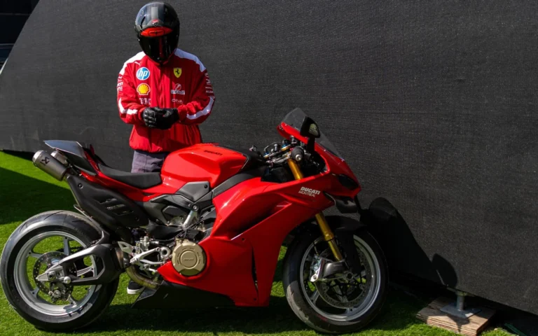 Хэмилтон эффектно прибыл на Гран-при Италии на мотоцикле Ducati