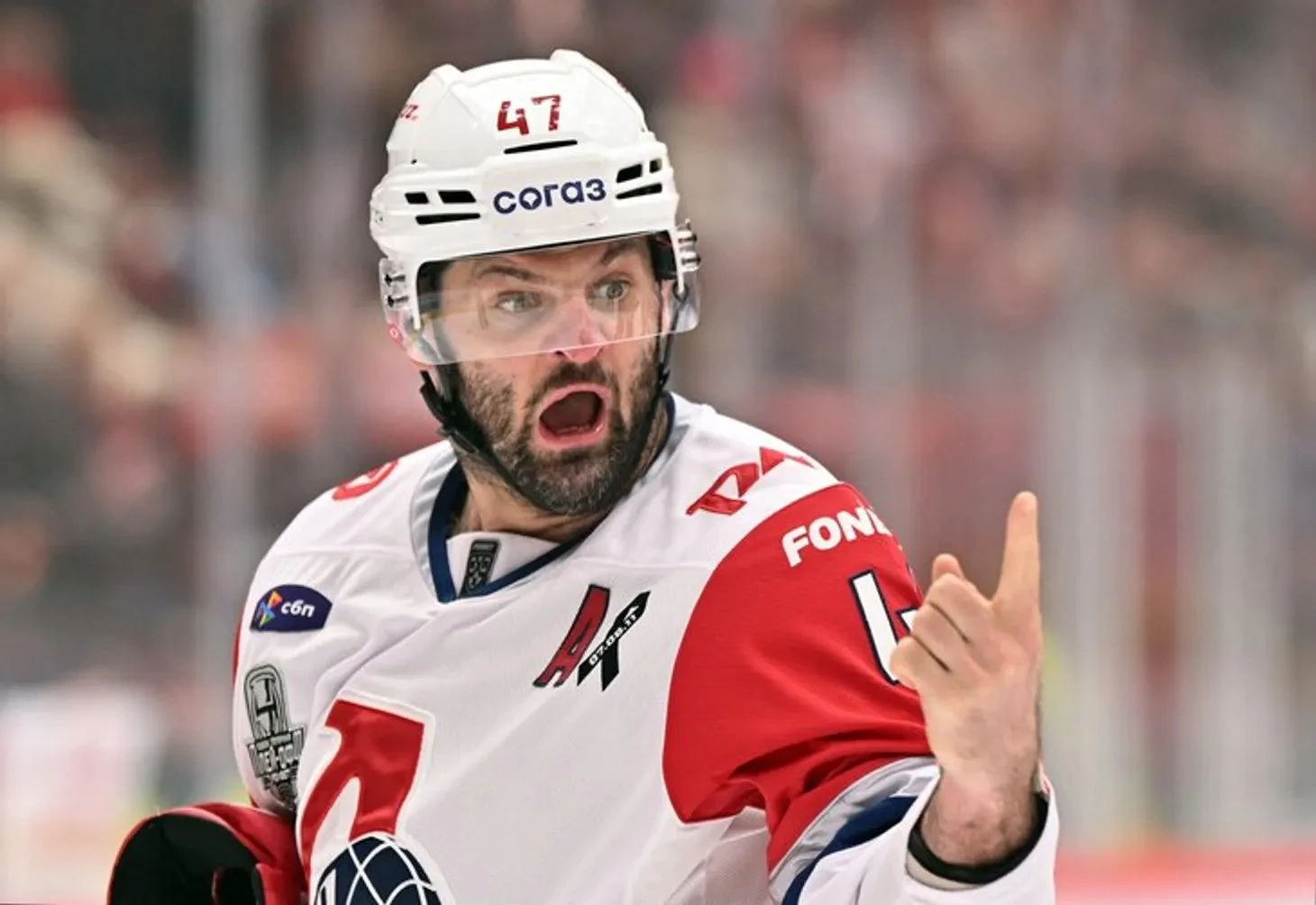 Қамшы бар әдемі және сексуалды қожайын