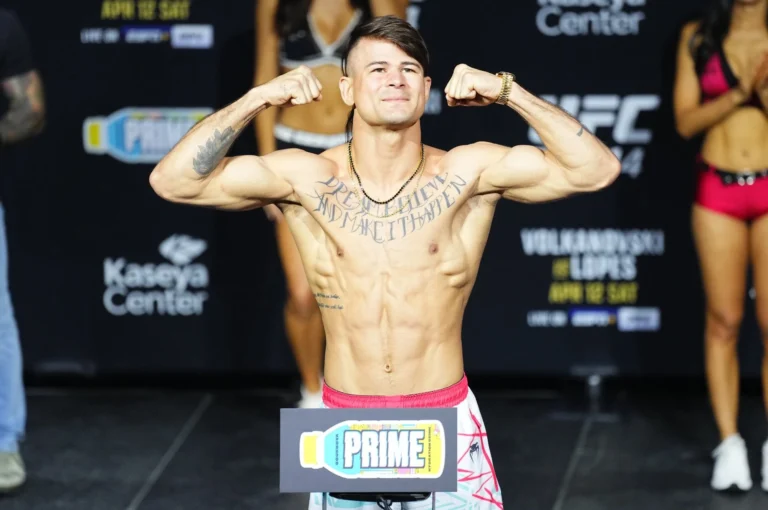UFC жауынгері өз жүк көлігінде ұйықтап жатқанда дебюттік келісімшартқа қол жеткізді