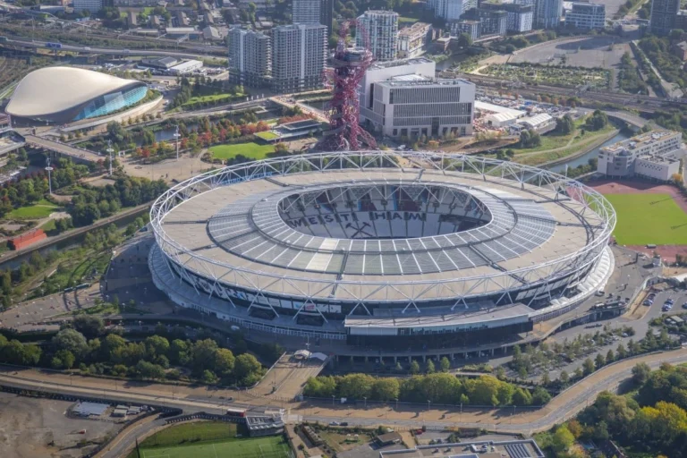 West Ham Тоттенхэммен матчта екі команданың символикасы бар шарфтарға тыйым салды