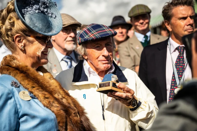 Джеки Стюарт Goodwood Revival-де Джим Кларкты еске алып, көзіне жас алды