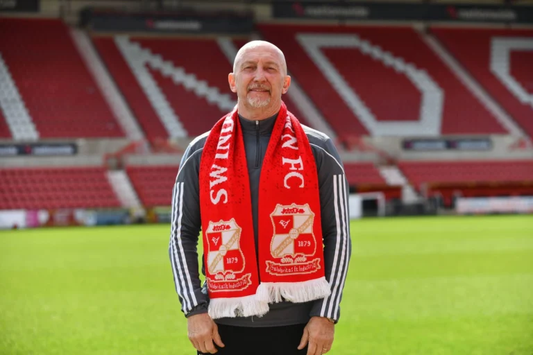 Swindon Town жігерлі жеңісінен кейін 2-ші Лигада бірінші орынға шықты