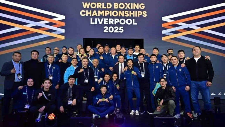 Сборная Казахстана по боксу возвращается с триумфального чемпионата мира