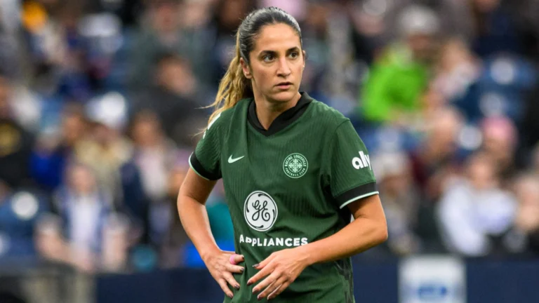 Футболистка сборной США потеряла сознание во время матча NWSL