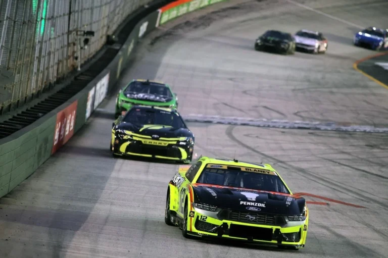 4-летний племянник неожиданно вышел на связь с гонщиком NASCAR во время гонки