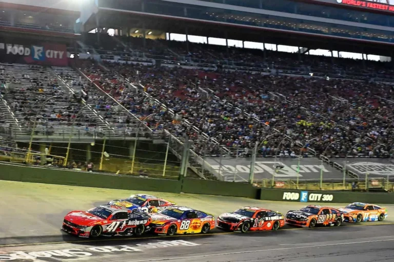 NASCAR Bristol түнгі жарысының рейтингтері өткен жылмен салыстырғанда төмендеді
