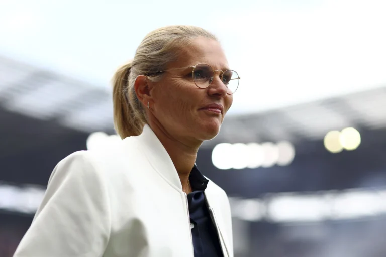 Сарина Вигман France Football-дың беделді жаттықтырушы марапатын алды