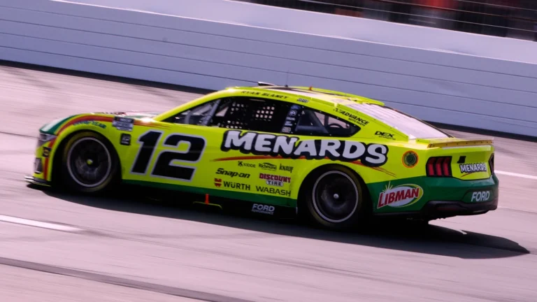 Драматичная гонка NASCAR: конфликт в команде и неудачная месть