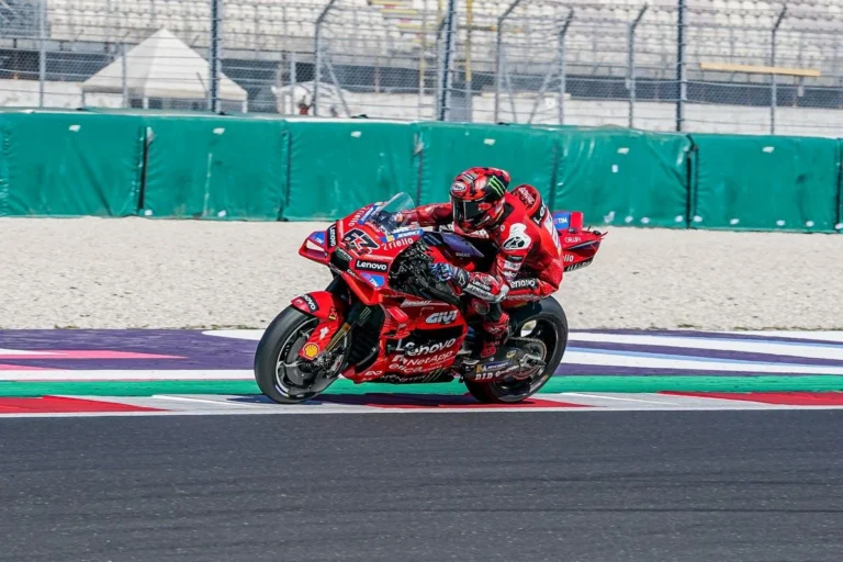Один день в боксах Ducati: как команда переживает взлеты и падения в MotoGP