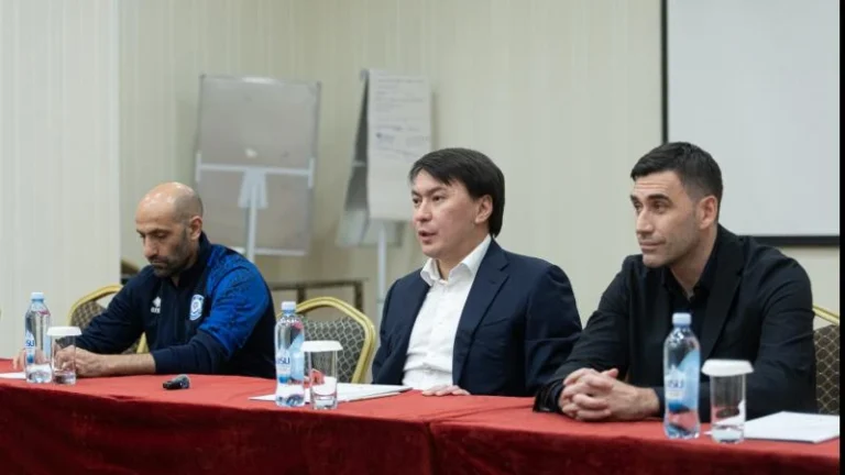 ҚФФ президенті ұлттық құрамамен кездесті